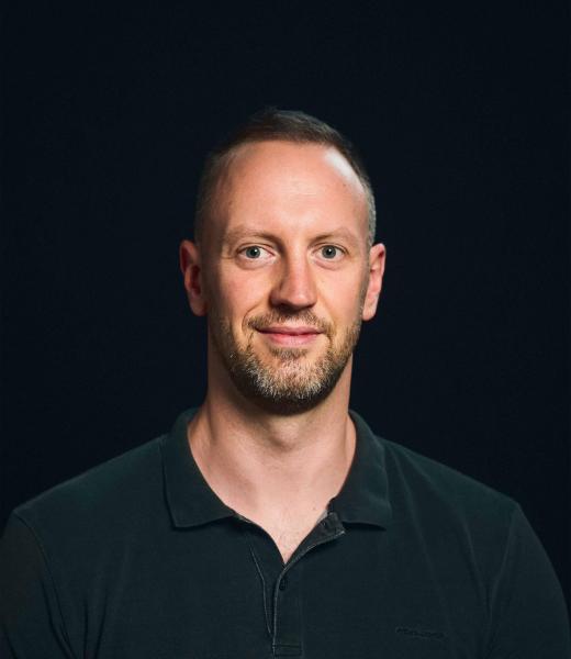Markus_Studio_Portrait_Farbe_fin_compress